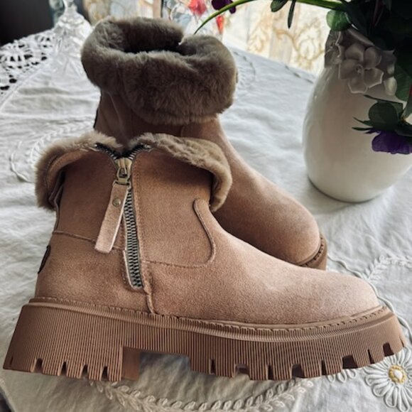 NWOT Suede look ankle boots - Picture 3 of 6